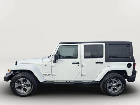 Used 2018 Jeep Wrangler Unlimited Sahara w/ Connectivity Group AWD/4WD image 2