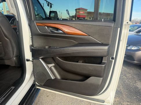 Used 2017 Cadillac Escalade ESV Luxury image 22