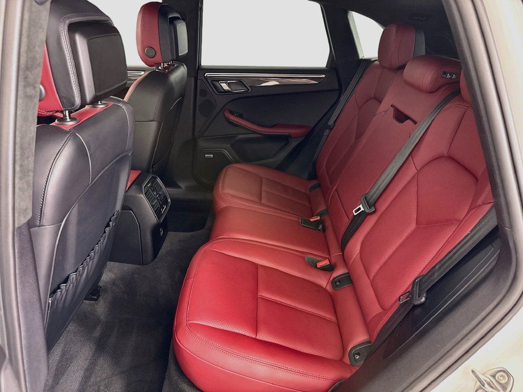 Certified 2022 Porsche Macan S AWD/4WD image 17