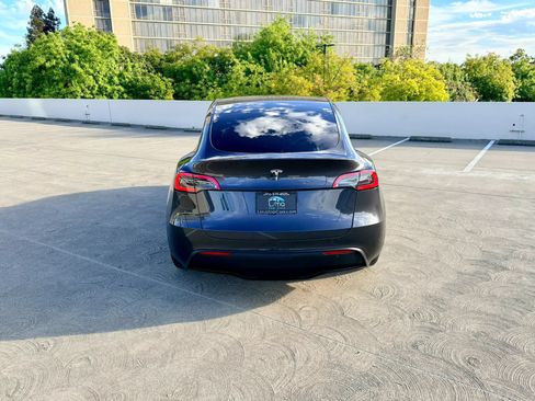 Used 2024 Tesla Model Y 2WD image 9