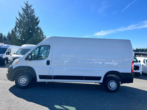 Used 2025 RAM ProMaster 2500 w/ Convenience Group image 4
