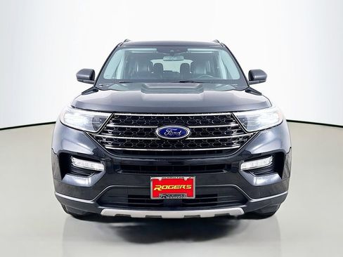 Used 2021 Ford Explorer XLT image 2