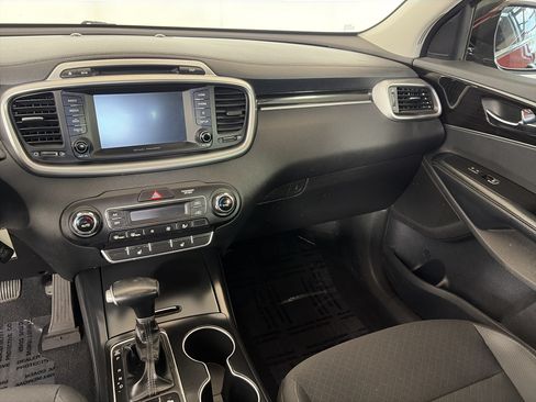 Used 2019 Kia Sorento FWD w/ LX Convenience Package image 4