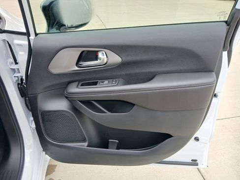 New 2027 Chrysler Pacifica Limited AWD/4WD image 17
