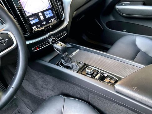 Used 2019 Volvo XC60 T6 Momentum w/ Premium Package image 16