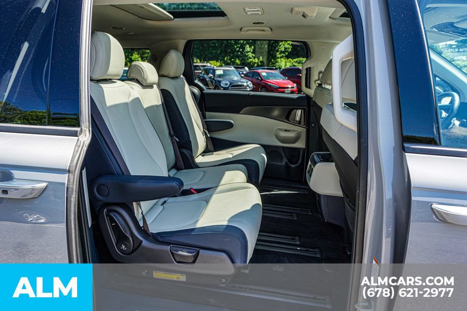 Used 2025 Kia Carnival SX w/ SX Dark Edition Package FWD image 23