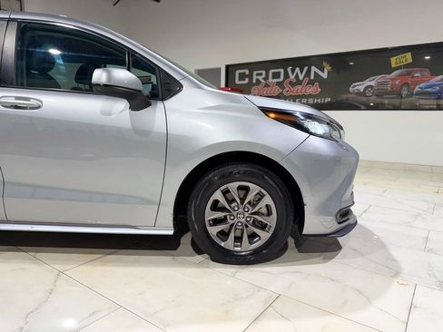 Used 2023 Toyota Sienna LE FWD image 5