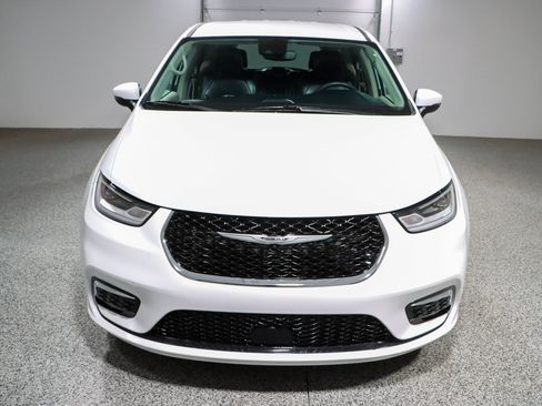 Used 2023 Chrysler Pacifica Touring-L FWD image 4