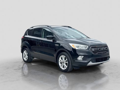 Used 2017 Ford Escape SE w/ Equipment Group 201A FWD image 10