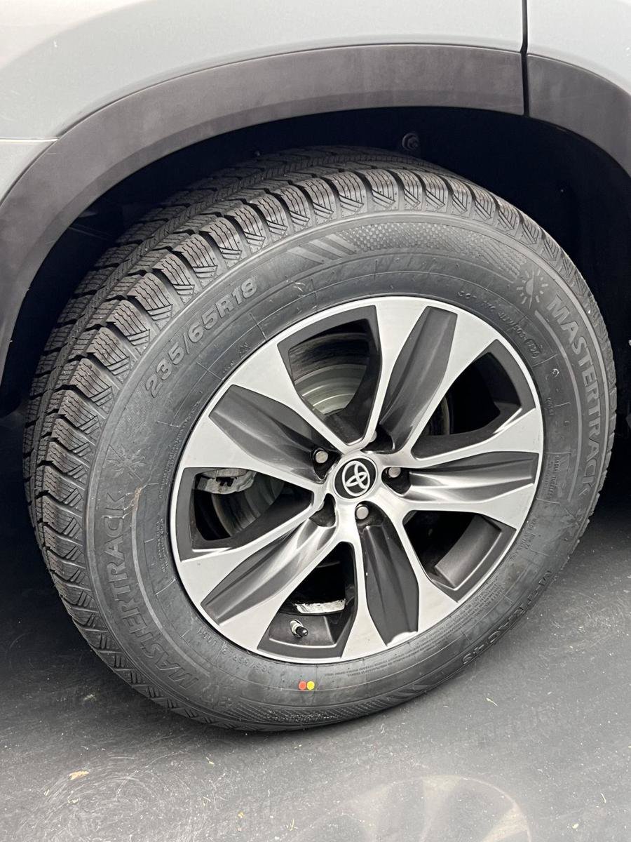 Used 2020 Toyota Highlander XLE FWD image 42