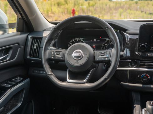 Used 2025 Nissan Pathfinder SL FWD image 22