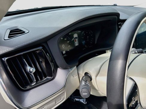 Used 2019 Volvo XC60 T5 Inscription w/ Protection Package AWD/4WD image 9