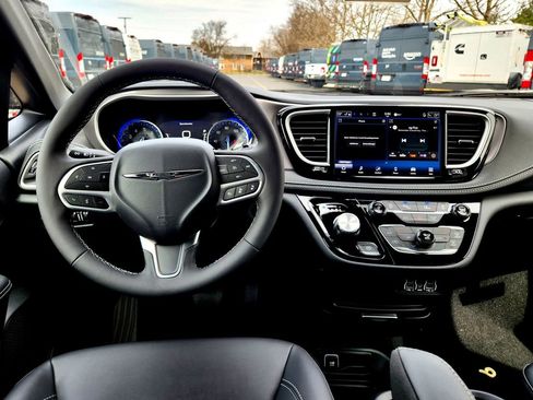 New 2025 Chrysler Pacifica Select image 20