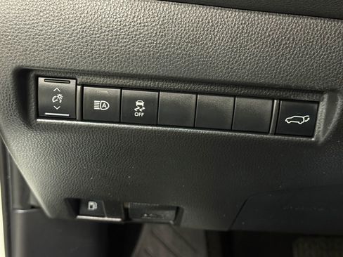 Used 2021 Toyota Venza LE image 29