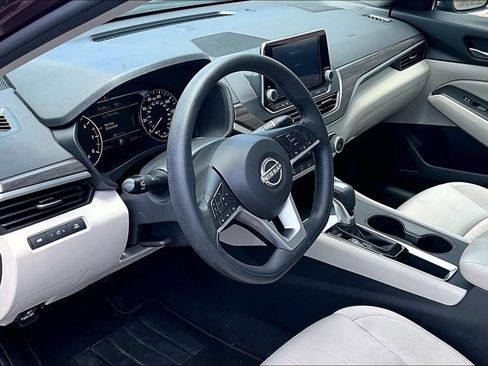 Used 2025 Nissan Altima 2.5 SV FWD image 16