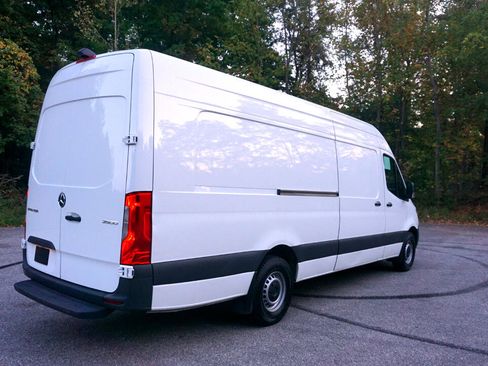 Used 2023 Mercedes-Benz Sprinter 2500 image 5