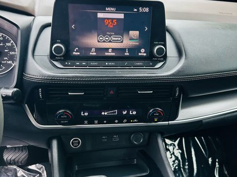 Used 2021 Nissan Rogue SV image 17