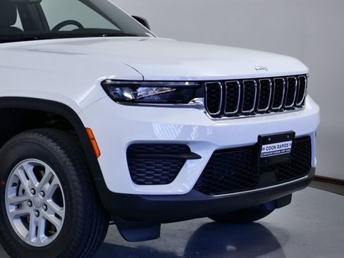 Used 2024 Jeep Grand Cherokee Laredo w/ Luxury Tech Group I image 3