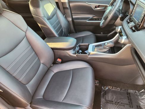 Used 2021 Toyota RAV4 XLE Premium image 16