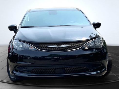 Used 2023 Chrysler Voyager LX FWD image 3