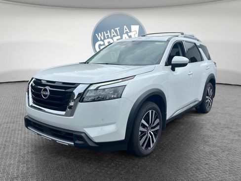 Used 2025 Nissan Pathfinder Platinum FWD image 3