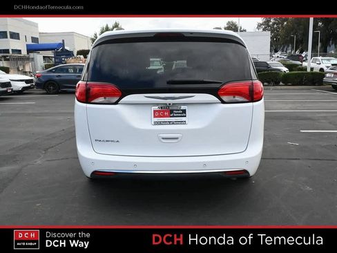 Used 2018 Chrysler Pacifica Touring-L image 6