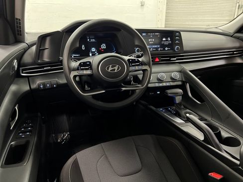 Used 2025 Hyundai Elantra SE w/ Cargo Package FWD image 13