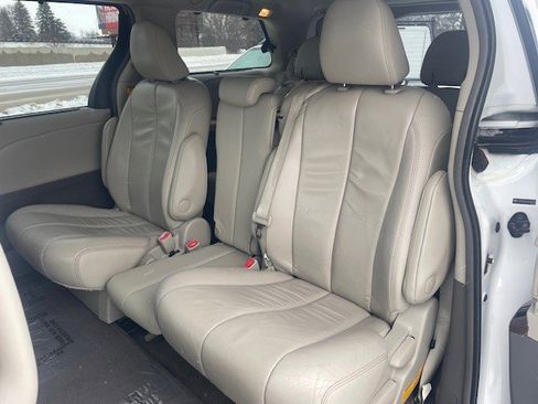 Used 2013 Toyota Sienna XLE image 24