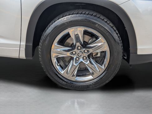 Used 2018 Toyota Highlander Limited Platinum FWD image 11