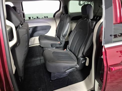 Used 2022 Chrysler Voyager LX image 21
