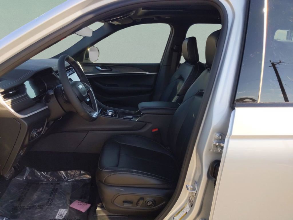 New 2025 Jeep Grand Cherokee Limited w/ Black Appearance Package RWD image 10