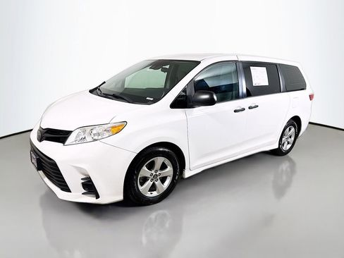 Used 2018 Toyota Sienna L FWD image 3