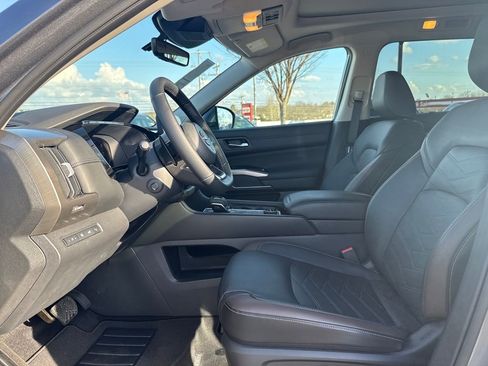 Used 2025 Nissan Pathfinder Platinum w/ Black Appearance Package image 19