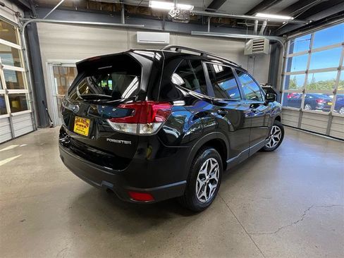 Used 2024 Subaru Forester Premium AWD/4WD image 5