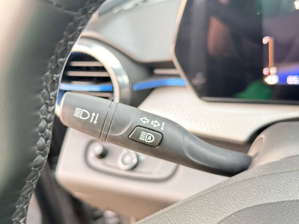 Used 2025 Chevrolet Trax LT w/ LT Convenience Package FWD image 37
