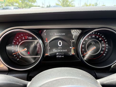 Used 2019 Jeep Wrangler Unlimited Sahara w/ Uconnect 4C Nav & Sound Group AWD/4WD image 9