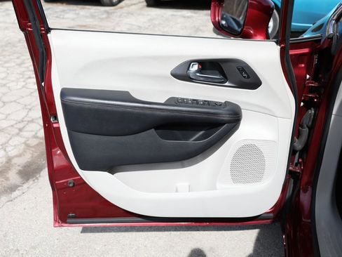 Used 2020 Chrysler Pacifica Touring-L w/ Tire & Wheel Group image 17