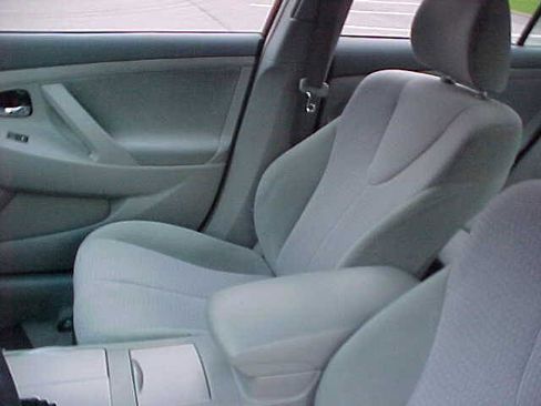 Used 2010 Toyota Camry LE FWD image 14