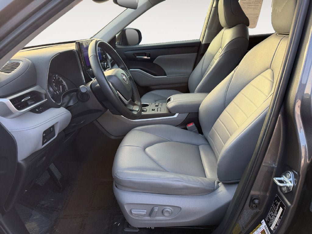 Used 2023 Toyota Highlander XLE AWD/4WD image 6