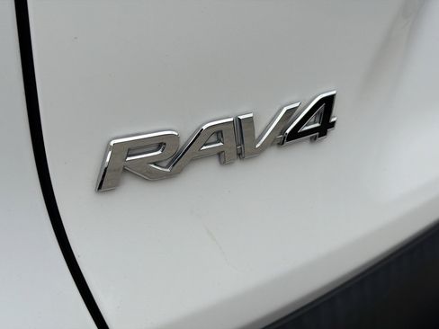 Used 2020 Toyota RAV4 XLE Premium image 11