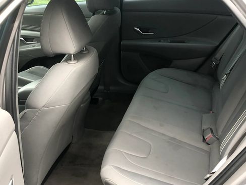 Used 2022 Hyundai Elantra SEL w/ Convenience + Premium Package FWD image 9