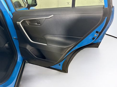 Used 2019 Toyota RAV4 LE w/ Carpet Mat Package image 29