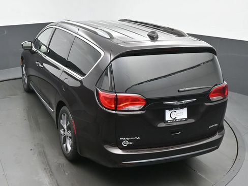 Used 2018 Chrysler Pacifica Limited image 41