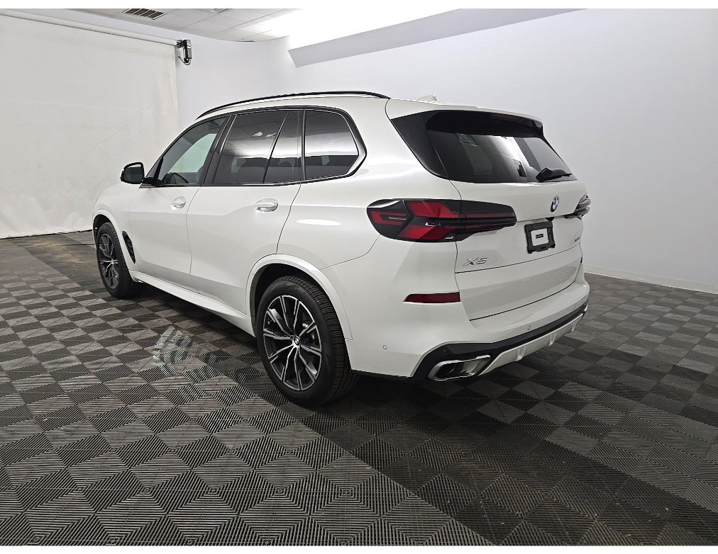 Used 2026 BMW X5 xDrive40i w/ M Sport Package AWD/4WD image 4
