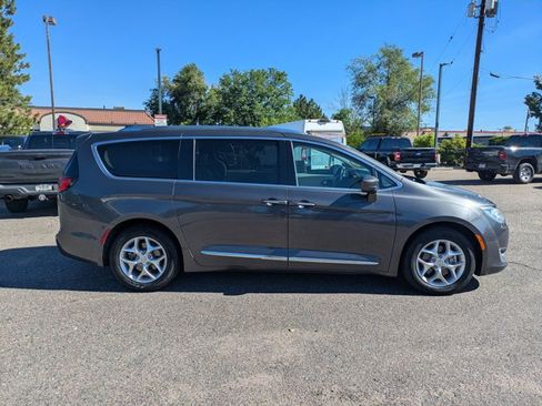 Used 2019 Chrysler Pacifica Touring-L Plus FWD image 4