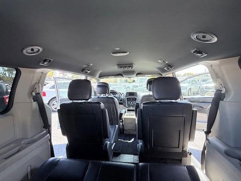 Used 2017 Dodge Grand Caravan SXT image 17