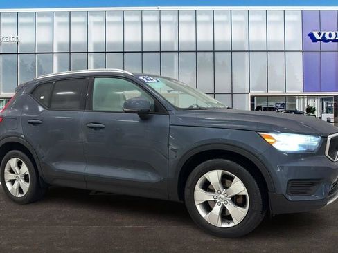 Used 2022 Volvo XC40 T5 Momentum w/ Protection Package image 1