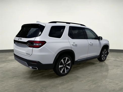 Certified 2025 Honda Pilot Touring image 6