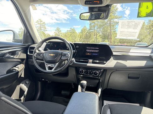 Used 2024 Chevrolet TrailBlazer LT w/ Convenience Package AWD/4WD image 3