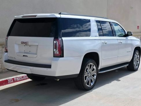 Used 2018 GMC Yukon XL SLT w/ Premium Edition AWD/4WD image 3